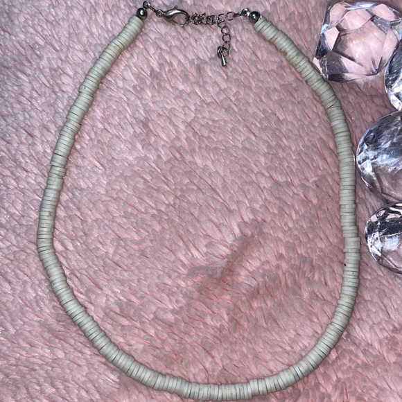 Is a necklaces that is white that is hand made - Picture 2 of 2